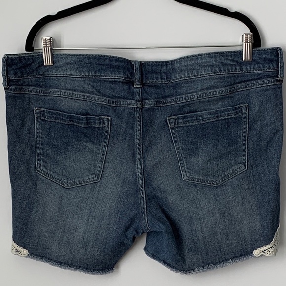 SIZE 34 REVOLUTION BY RICKI’S ASHLEY JEAN SHORT WITH LACE SIDES - Picture 4 of 5